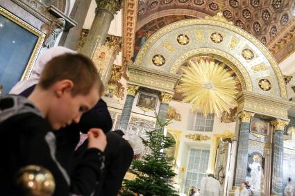Санкт-Петербург. Верующие во время Рождественского богослужения в Казанском соборе.