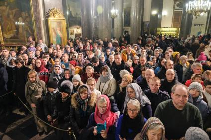 Санкт-Петербург. Верующие во время Рождественского богослужения в Казанском соборе.