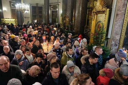 Санкт-Петербург.  Верующие во время Рождественского богослужения  в Казанском соборе.