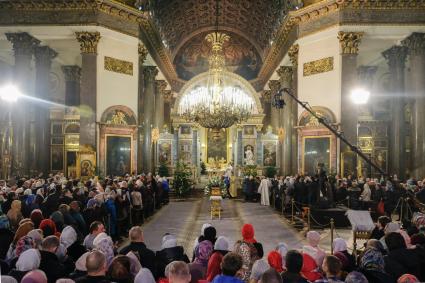 Санкт-Петербург.  Верующие во время Рождественского богослужения  в Казанском соборе.