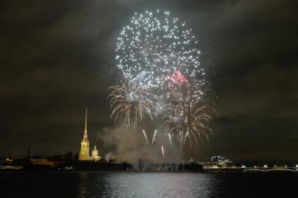 Санкт-Петербург. На стрелке Васильевского острова проходит фестиваль огня `Рождественская звезда`.