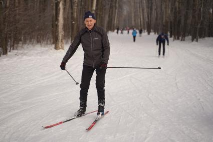 Самара.  Пожилой мужчина катается на лыжах.