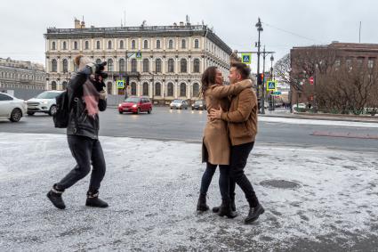 Санкт-Петербург. Девушка с молодым человеком позируют фотографу на Исаакиевской площади.