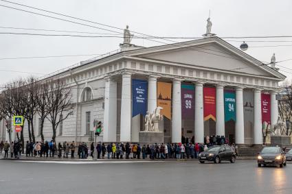 Санкт-Петербург. Очередь из посетителей в центральный выставочный зал `Манеж` в новогодние каникулы, где в эти дни проходит выставочный проект `Дейнека/Самохвалов`.