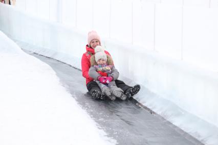 Байкал, Листвянка. Женщина с ребенком на  ледяной горке.