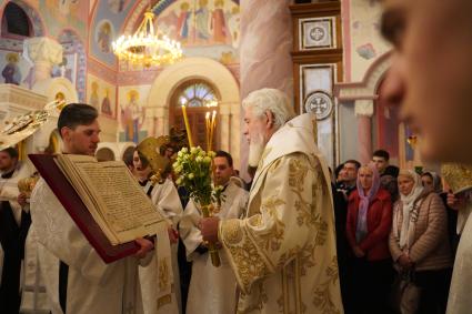 Самара. Митрополит Самарский и Новокуйбышевский Сергий провел службу в Софийском соборе в честь Рождества Христова.