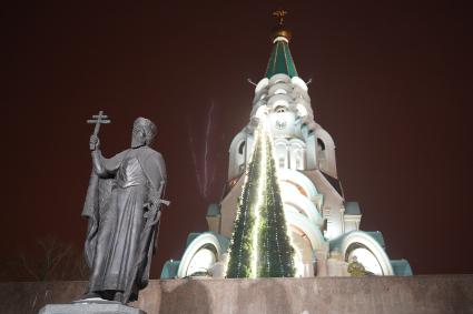 Самара. Памятник князю Владимиру перед Софийским собором.