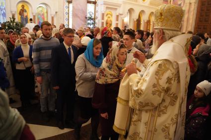 Самара. Митрополит Самарский и Новокуйбышевский Сергий провел службу в Софийском соборе в честь Рождества Христова.