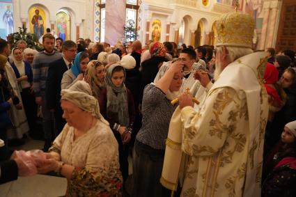 Самара. Митрополит Самарский и Новокуйбышевский Сергий провел службу в Софийском соборе в честь Рождества Христова.