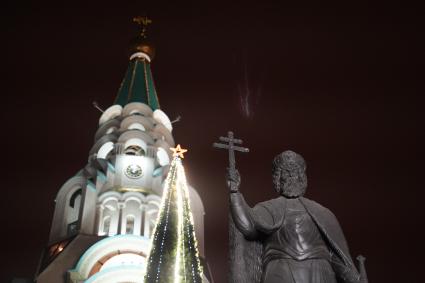 Самара. Памятник князю Владимиру перед Софийским собором.