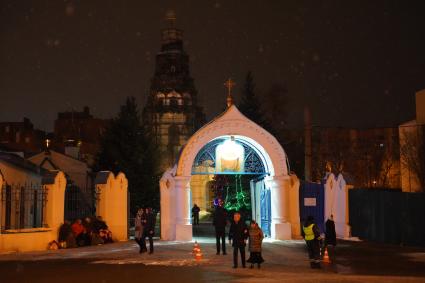 Самара. Прихожане перед Софийским собором.