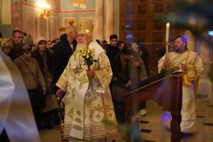 Самара. Митрополит Самарский и Новокуйбышевский Сергий провел службу в Софийском соборе в честь Рождества Христова.