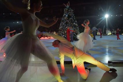 Москва.  Во время выступления на ледовом шоу `Золушка` в `ВТБ Арене`.