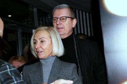 Диск383. Кинотеатр ОКТЯБРЬ. Премьера фильма АЛЛА ПУГАЧЕВА. ТОТ САМЫЙ КОНЦЕРТ. 2109. На снимке: глава дирекции музыкального вещания телекомпании ПЕРВЫЙ КАНАЛ, продюсер Юрий Аксюта с супругой