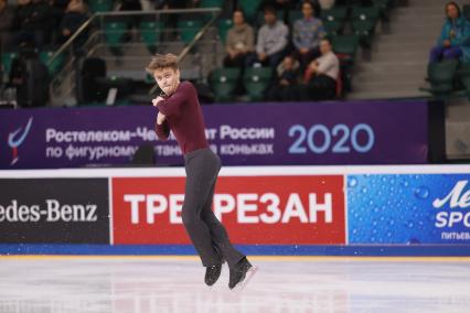 Красноярск.  Спортсмен Владислав Катичев  во время выступления в короткой программе мужского одиночного катания на чемпионате России по фигурному катанию в ледовом дворце `Платинум Арена Красноярск`.