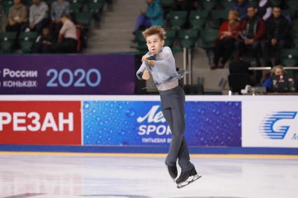 Красноярск.  Спортсмен  Даниил Самсонов  во время выступления в короткой программе мужского одиночного катания на чемпионате России по фигурному катанию в ледовом дворце `Платинум Арена Красноярск`.