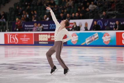 Красноярск.  Спортсмен Андрей Мозалев  во время выступления в короткой программе мужского одиночного катания на чемпионате России по фигурному катанию в ледовом дворце `Платинум Арена Красноярск`.