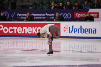 Красноярск. Спортсмен Андрей Мозалев во время выступления в короткой программе мужского одиночного катания на чемпионате России по фигурному катанию в ледовом дворце `Платинум Арена Красноярск`.