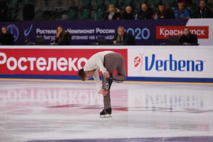 Красноярск.  Спортсмен Андрей Мозалев  во время выступления в короткой программе мужского одиночного катания на чемпионате России по фигурному катанию в ледовом дворце `Платинум Арена Красноярск`.