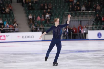 Красноярск.  Спортсмен Александр Самарин во время выступления в короткой программе мужского одиночного катания на чемпионате России по фигурному катанию в ледовом дворце `Платинум Арена Красноярск`.