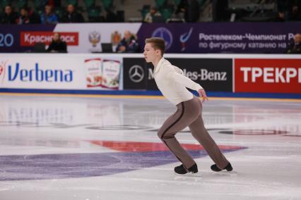 Красноярск.  Спортсмен Андрей Мозалев  во время выступления в короткой программе мужского одиночного катания на чемпионате России по фигурному катанию в ледовом дворце `Платинум Арена Красноярск`.