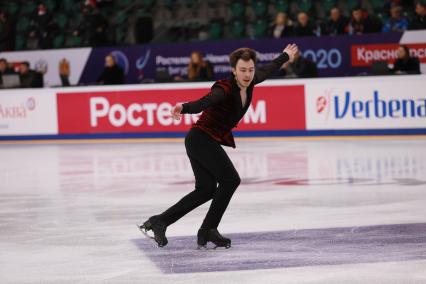Красноярск. Спортсмен Дмитрий Алиев во время выступления в короткой программе мужского одиночного катания на чемпионате России по фигурному катанию в ледовом дворце `Платинум Арена Красноярск`.