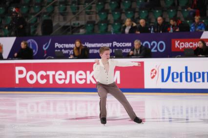 Красноярск.  Спортсмен Андрей Мозалев  во время выступления в короткой программе мужского одиночного катания на чемпионате России по фигурному катанию в ледовом дворце `Платинум Арена Красноярск`.