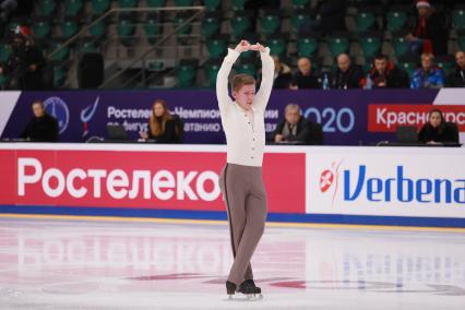 Красноярск.  Спортсмен Андрей Мозалев  во время выступления в короткой программе мужского одиночного катания на чемпионате России по фигурному катанию в ледовом дворце `Платинум Арена Красноярск`.