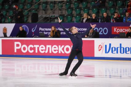 Красноярск.  Спортсмен Антон Шулепов во время выступления в короткой программе мужского одиночного катания на чемпионате России по фигурному катанию в ледовом дворце `Платинум Арена Красноярск`.