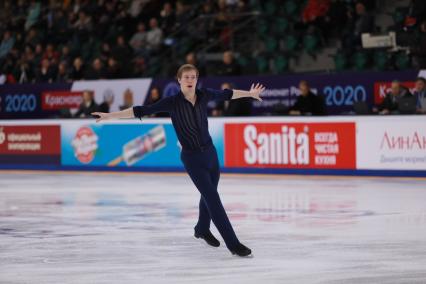 Красноярск.  Спортсмен Александр Самарин во время выступления в короткой программе мужского одиночного катания на чемпионате России по фигурному катанию в ледовом дворце `Платинум Арена Красноярск`.