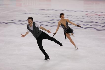 Красноярск. Спортсмены Софья Евдокимова и Егор Базин во время выступления танцевальных дуэтов на чемпионате России по фигурному катанию в ледовом дворце `Платинум Арена Красноярск`.