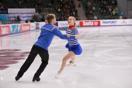 Красноярск. Спортсмены Мария Игнатьева и Михаил Брагин во время выступления танцевальных дуэтов на чемпионате России по фигурному катанию в ледовом дворце `Платинум Арена Красноярск`.