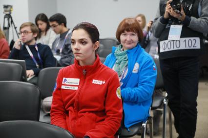 Красноярск. Фигуристка Евгения Медведева во время жеребьевки на ЧР по фигурному катанию.