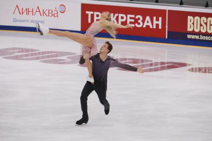 Красноярск. Спортсмены Виктория Синицина и Никита Кацалапов выступают с произвольной программой в танцах на льду на ЧР по фигурному катанию.