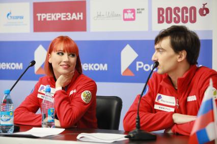 Красноярск. Спортсмены Тиффани Загорски и Джонатан Гурейро во время пресс-конференции на ЧР по фигурному катанию.