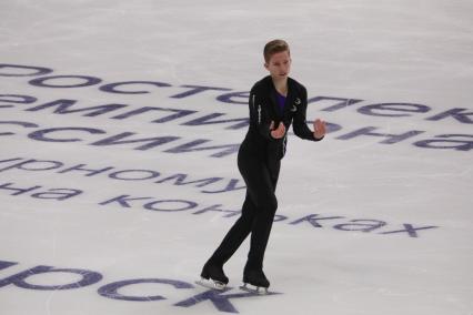 Красноярск.  Спортсмен  Андрей Мозалев во время выступления в произвольной программе мужского одиночного катания на чемпионате России по фигурному катанию в ледовом дворце `Платинум Арена Красноярск`.