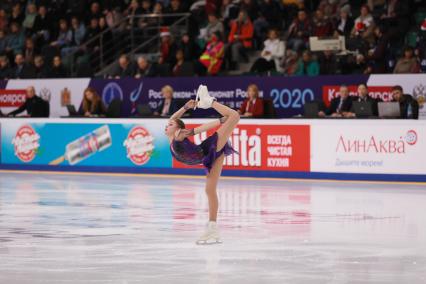 Красноярск. Спортсменка Алена Косторная во время выступления в произвольной программе женского одиночного катания на чемпионате России по фигурному катанию в ледовом дворце `Платинум Арена Красноярск`.