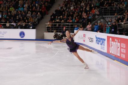 Красноярск. Спортсменка Алена Косторная во время выступления в произвольной программе женского одиночного катания на чемпионате России по фигурному катанию в ледовом дворце `Платинум Арена Красноярск`.