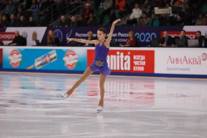 Красноярск. Спортсменка Анна Щербакова во время выступления в произвольной программе женского одиночного катания на чемпионате России по фигурному катанию в ледовом дворце `Платинум Арена Красноярск`.