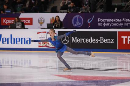 Красноярск. Спортсменка Александра Трусова во время выступления в произвольной программе женского одиночного катания на чемпионате России по фигурному катанию в ледовом дворце `Платинум Арена Красноярск`.