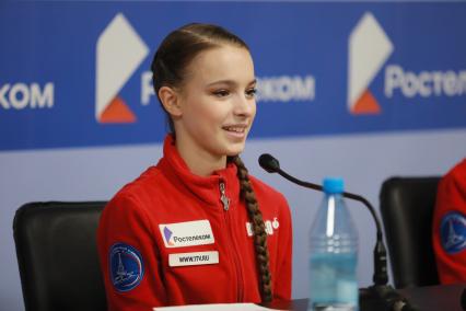 Красноярск. Спортсменка  Анна Щербакова во время итоговой пресс-конференции после выступления  в произвольной программе женского одиночного катания на чемпионате России по фигурному катанию в ледовом дворце `Платинум Арена Красноярск`.