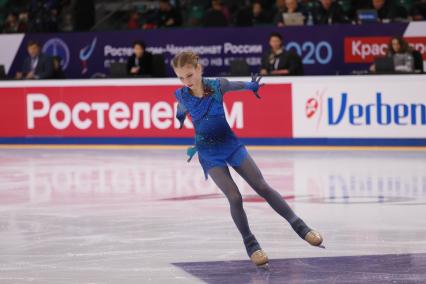 Красноярск. Спортсменка Александра Трусова во время выступления в произвольной программе женского одиночного катания на чемпионате России по фигурному катанию в ледовом дворце `Платинум Арена Красноярск`.