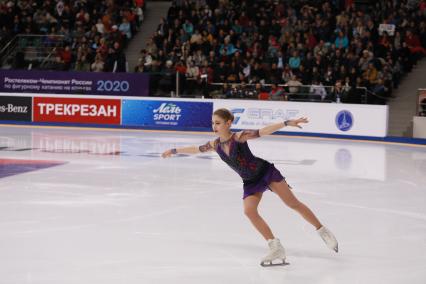 Красноярск. Спортсменка Алена Косторная во время выступления в произвольной программе женского одиночного катания на чемпионате России по фигурному катанию в ледовом дворце `Платинум Арена Красноярск`.