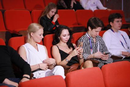 Красноярск. Фигуристка Елизавета Туктамышева ( в центре) перед началом жеребьевки Чемпионата России по филурному катанию.