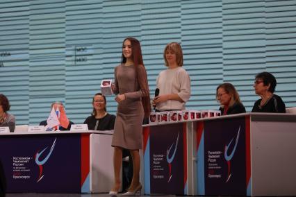 Красноярск. Фигуристка Анна Щербакова во время жеребьевки Чемпионата России по филурному катанию.