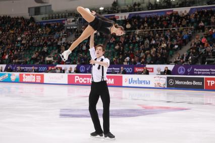 Красноярск.  Спортсмены Екатерина Белова и Дмитрий Чигирев  во время выступления в произвольной программе среди спортивных пар на чемпионате России по фигурному катанию в ледовом дворце `Платинум Арена Красноярск`.