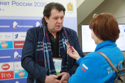 Красноярск. Тренер Артур Дмитриев во время произвольной программы среди спортивных пар на чемпионате России по фигурному катанию в ледовом дворце `Платинум Арена Красноярск`.