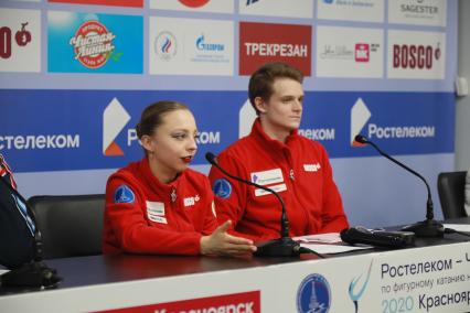 Красноярск. Спортсмены Александра Бойкова и Дмитрий Козловский  после  выступления в произвольной программе среди спортивных пар на чемпионате России по фигурному катанию в ледовом дворце `Платинум Арена Красноярск`.