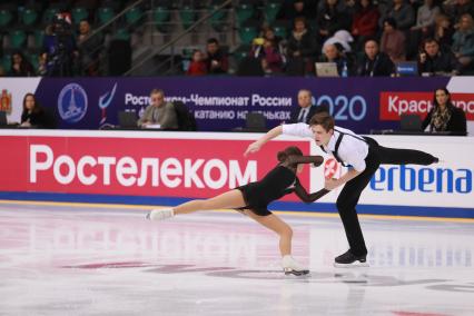 Красноярск.  Спортсмены Екатерина Белова и Дмитрий Чигирев  во время выступления в произвольной программе среди спортивных пар на чемпионате России по фигурному катанию в ледовом дворце `Платинум Арена Красноярск`.