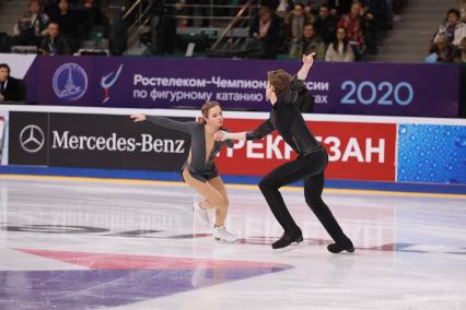 Красноярск. Спортсмены Алиса Ефимова и Александр Коровин во время выступления в произвольной программе среди спортивных пар на чемпионате России по фигурному катанию в ледовом дворце `Платинум Арена Красноярск`.